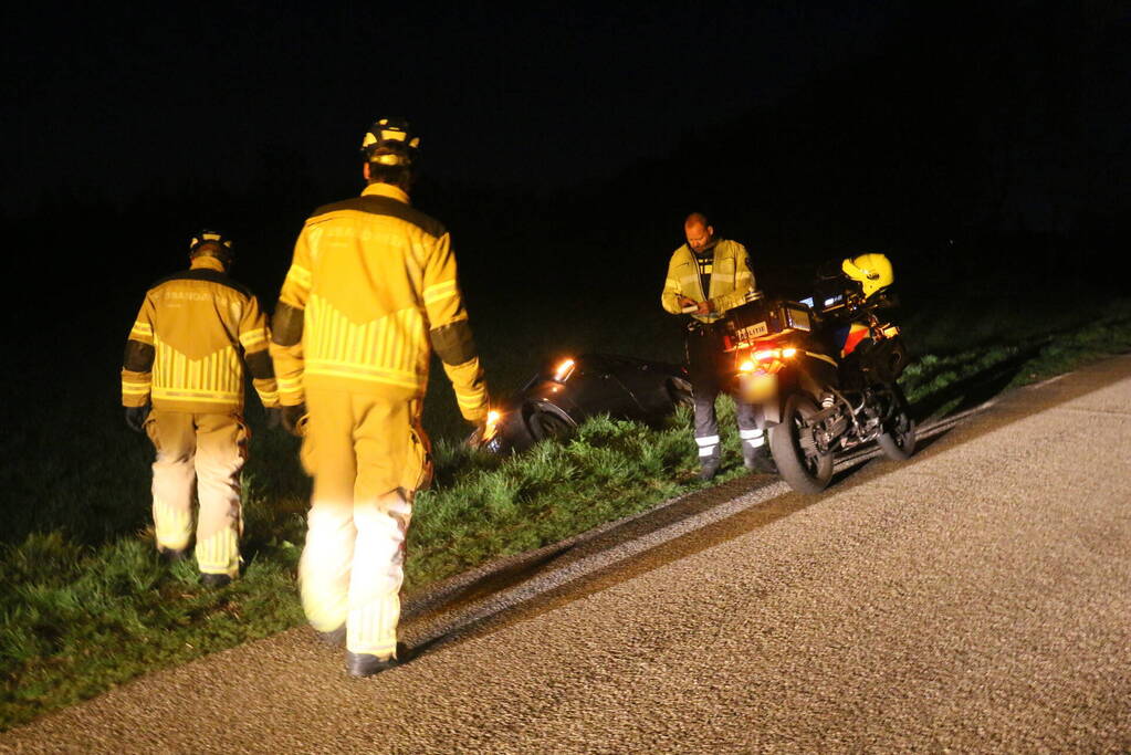 Bestuurder belandt met personenauto in sloot