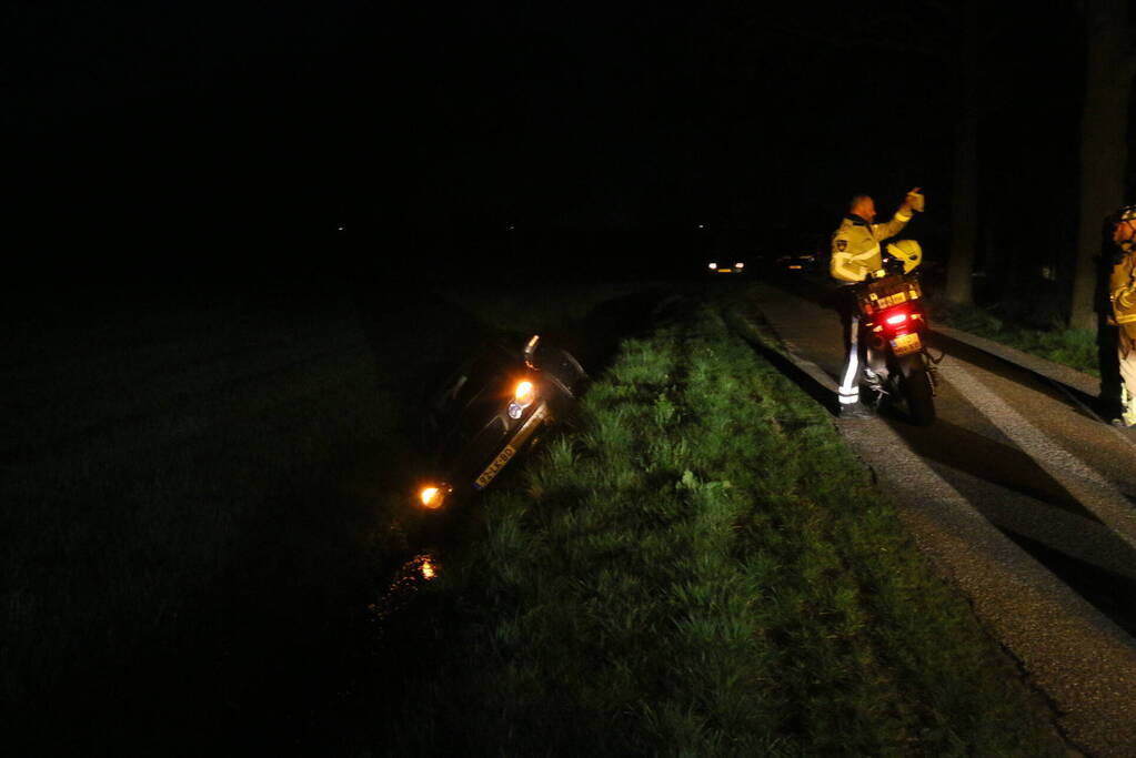 Bestuurder belandt met personenauto in sloot