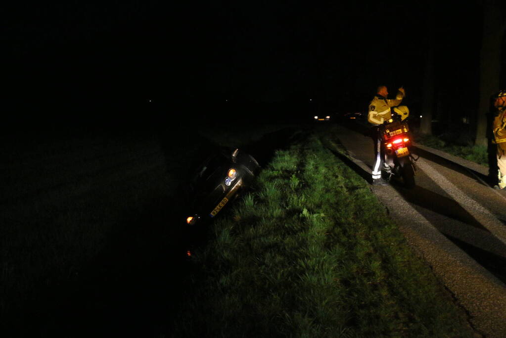 Bestuurder belandt met personenauto in sloot
