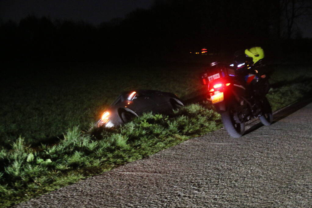 Bestuurder belandt met personenauto in sloot
