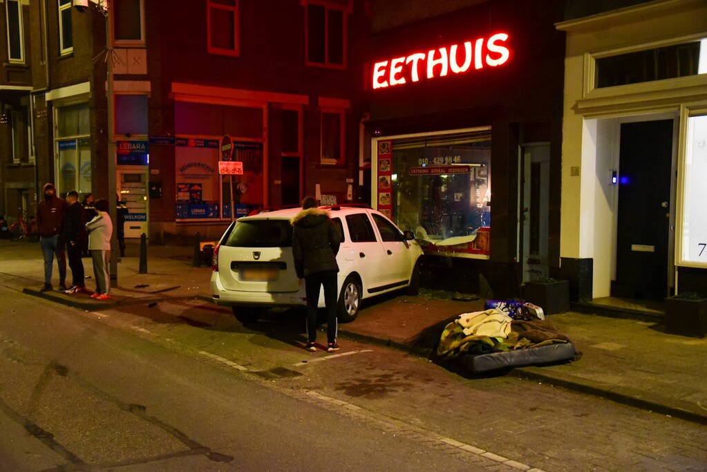 Auto knalt tegen winkelpand door botsing