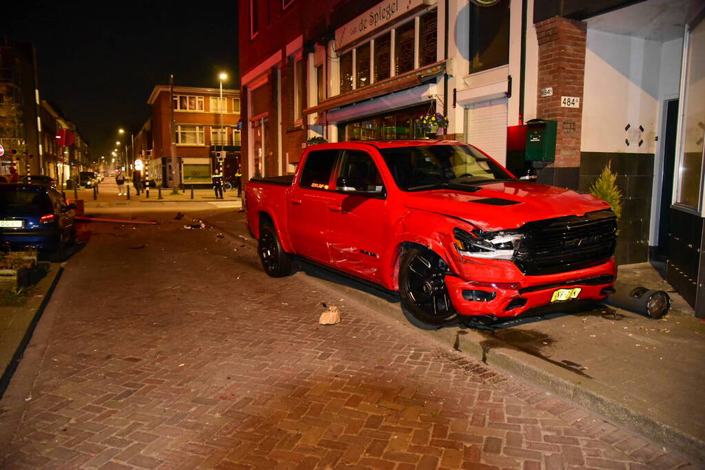 Auto knalt tegen winkelpand door botsing