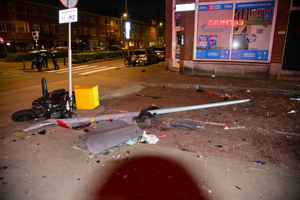 Auto knalt tegen winkelpand door botsing