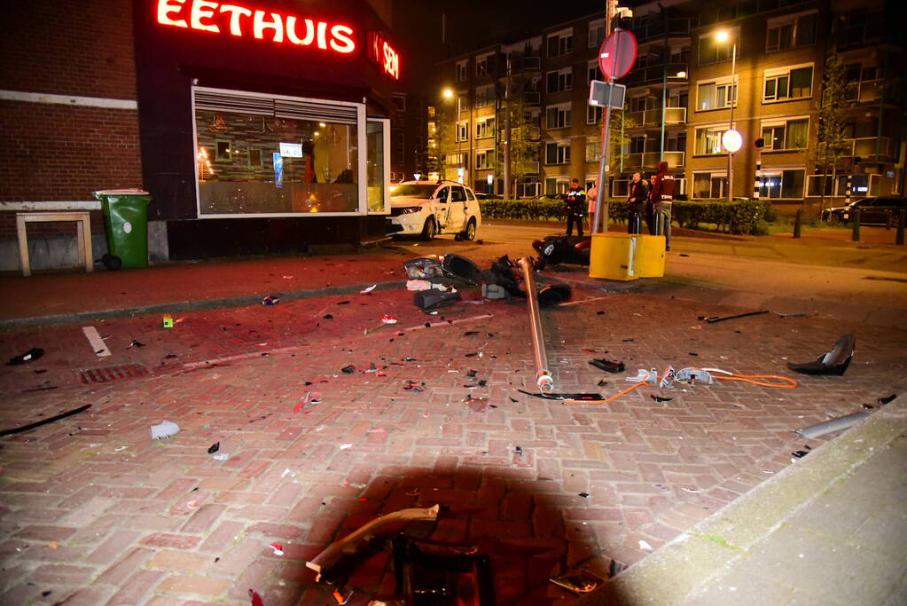 Auto knalt tegen winkelpand door botsing