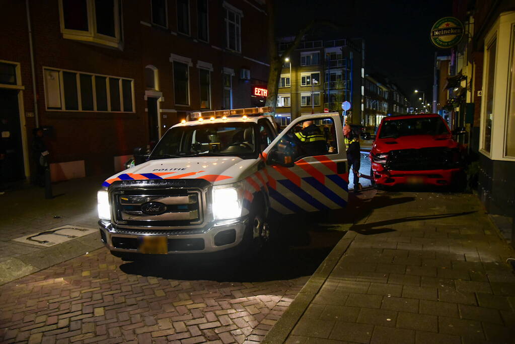 Auto knalt tegen winkelpand door botsing