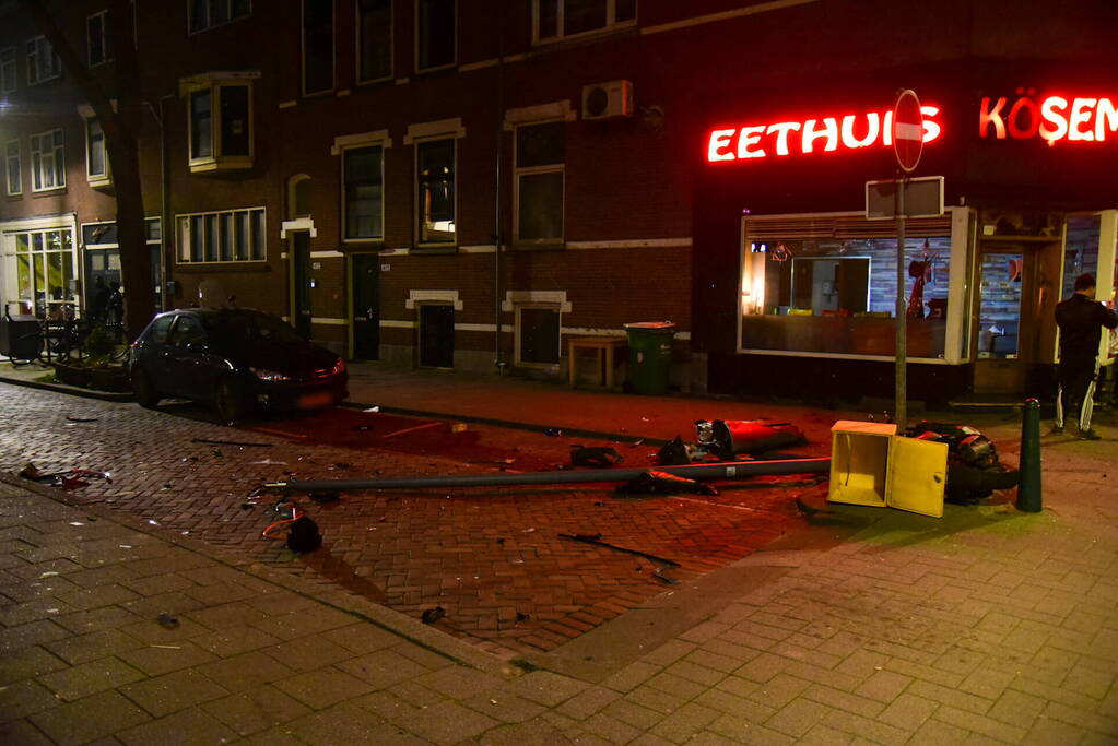 Auto knalt tegen winkelpand door botsing