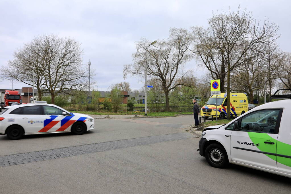 Twee bestelbussen botsen op kruising