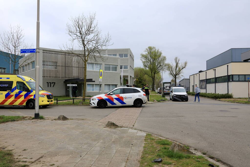 Twee bestelbussen botsen op kruising
