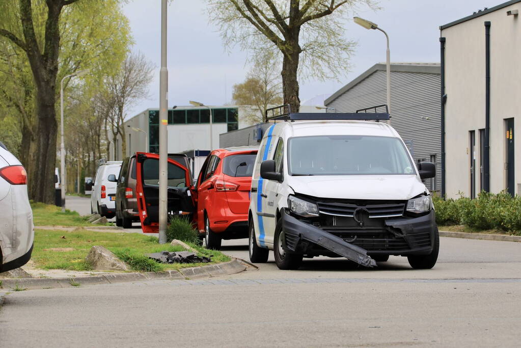 Twee bestelbussen botsen op kruising