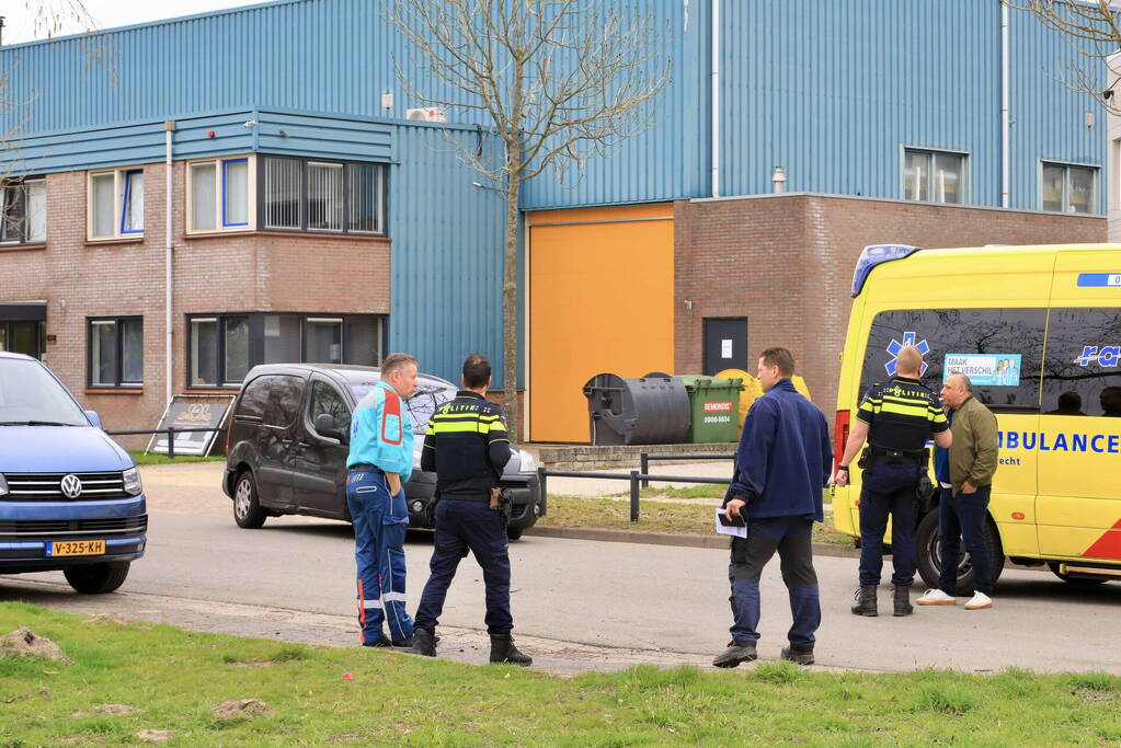 Twee bestelbussen botsen op kruising