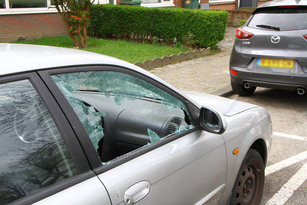 Man met verward gedrag vernielt autoruiten