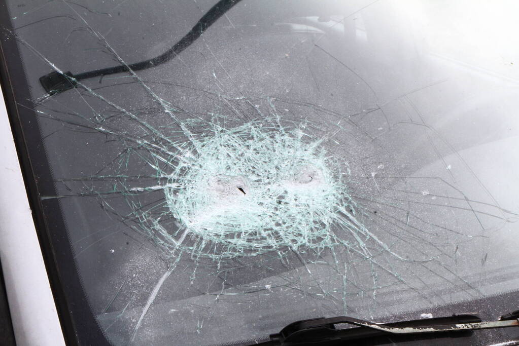 Man met verward gedrag vernielt autoruiten