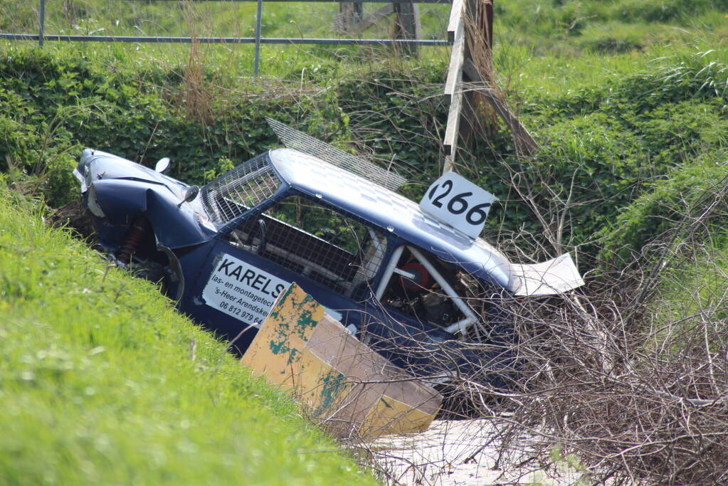 Bestuurder crossauto gewond bij eenzijdig ongeval