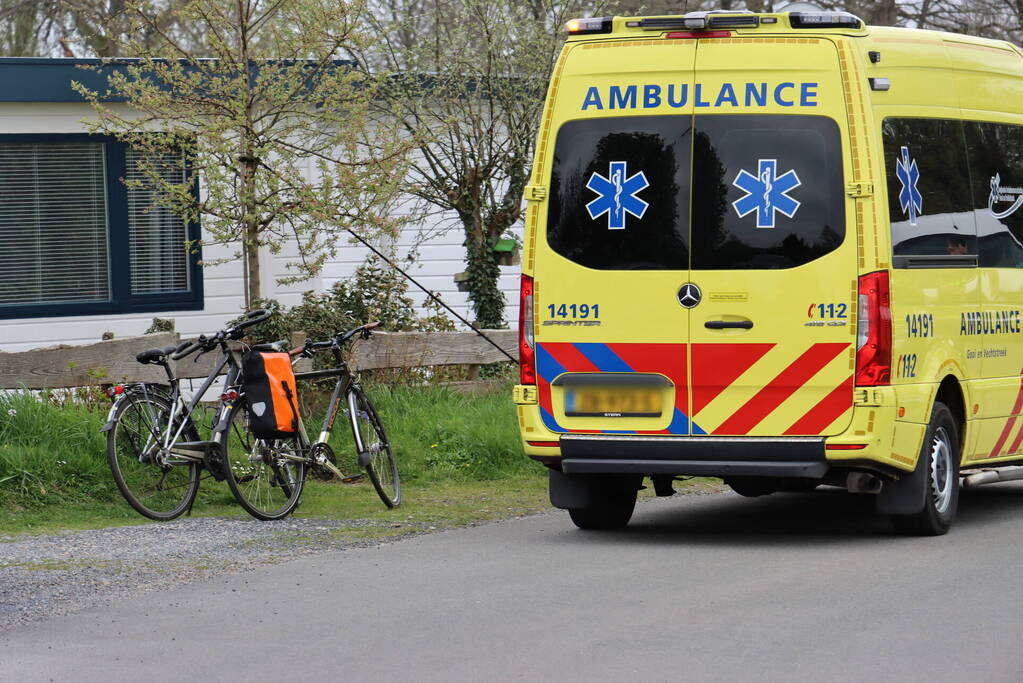 Vrouw op fiets gaat onderuit en raakt gewond