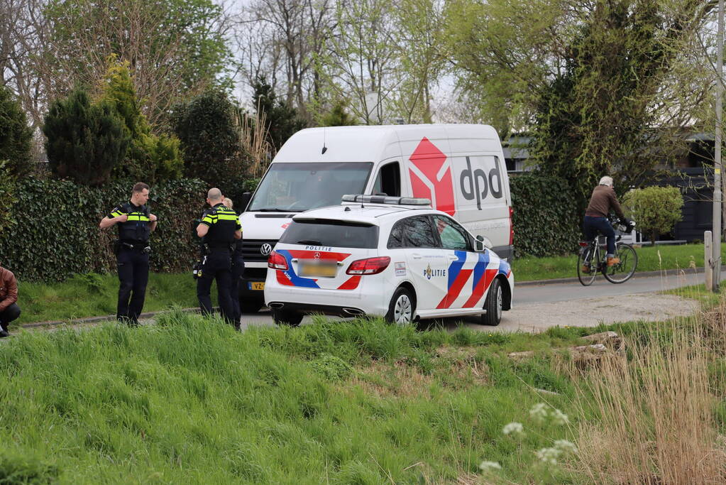 Vrouw op fiets gaat onderuit en raakt gewond