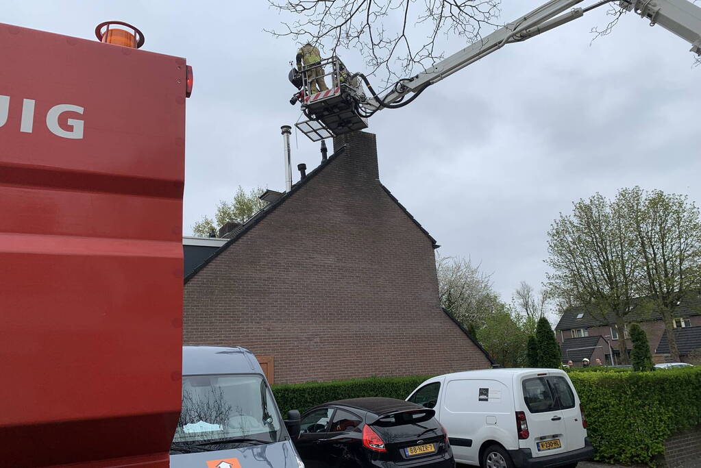 Brandweer veegt schoorsteen na brand