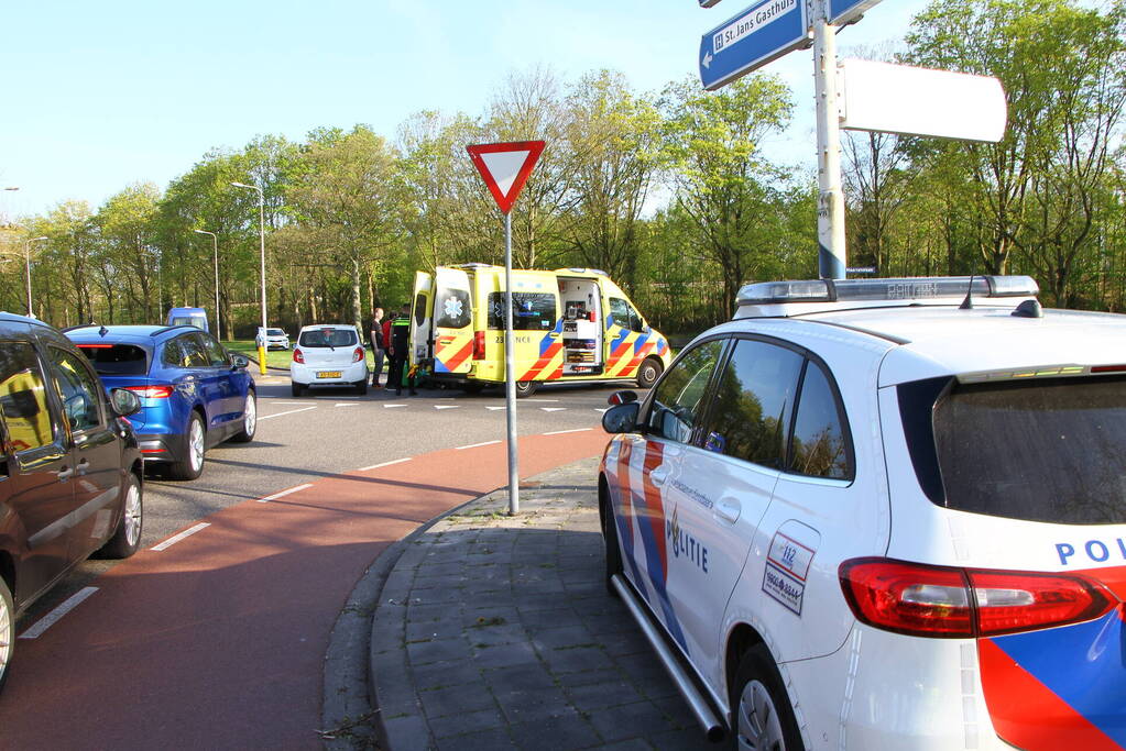 E-biker gewond bij botsing met auto