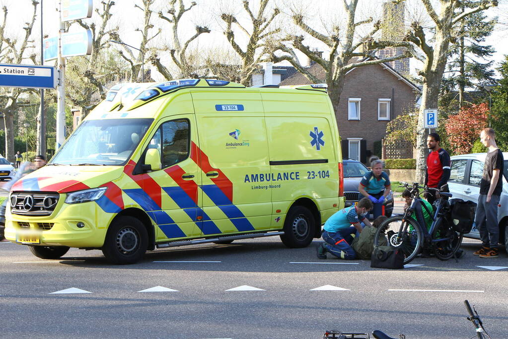 E-biker gewond bij botsing met auto