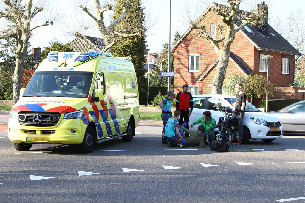 E-biker gewond bij botsing met auto