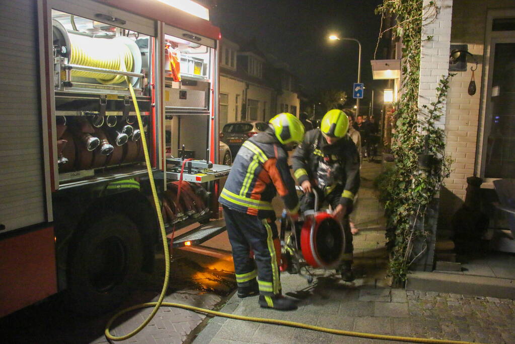 Containerbrand tegen gevel snel onder controle