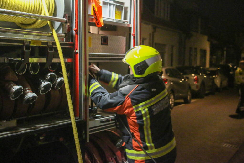 Containerbrand tegen gevel snel onder controle