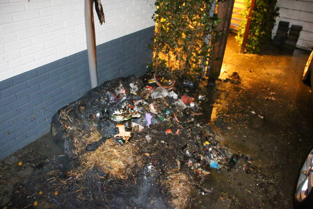 Containerbrand tegen gevel snel onder controle