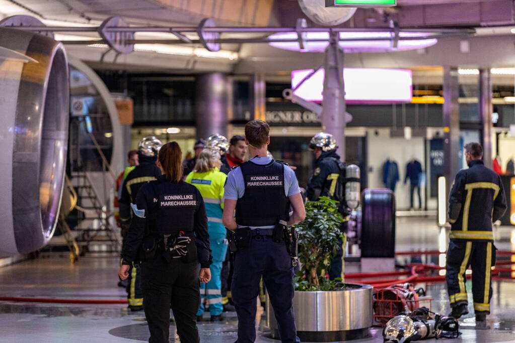 Schiphol ontruimd vanwege brand bij pizzatent