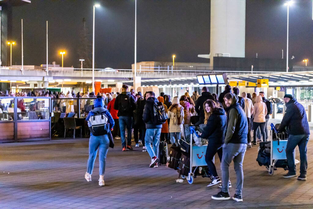 Schiphol ontruimd vanwege brand bij pizzatent