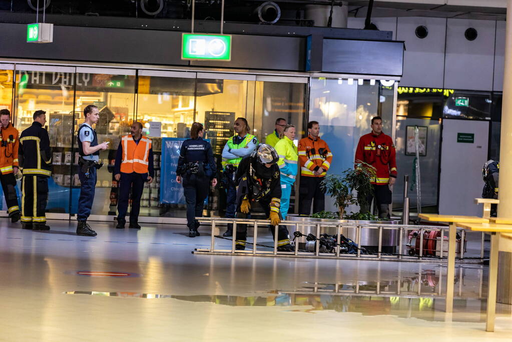 Schiphol ontruimd vanwege brand bij pizzatent