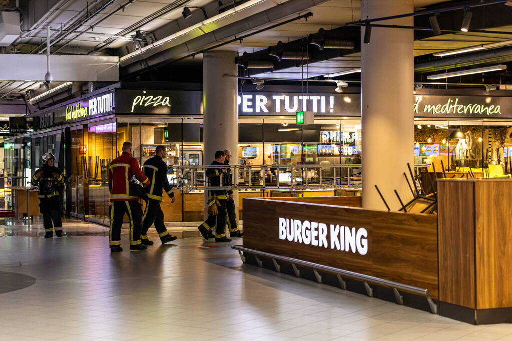 Schiphol ontruimd vanwege brand bij pizzatent