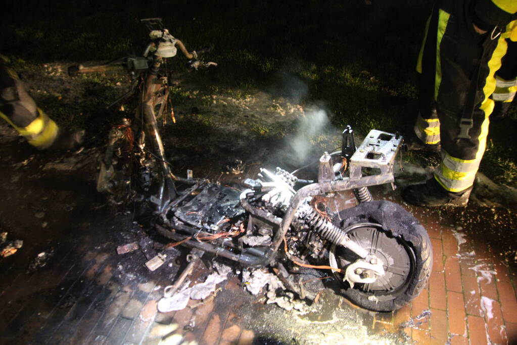 Deelscooter volledig uitgebrand