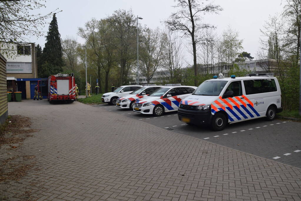Brandweer haalt twee gedumpte scooters uit het water