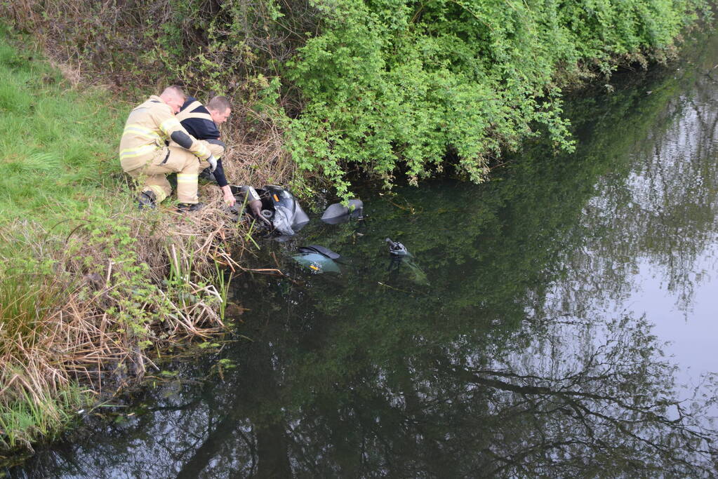 Brandweer haalt twee gedumpte scooters uit het water