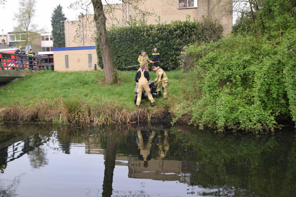 Brandweer haalt twee gedumpte scooters uit het water