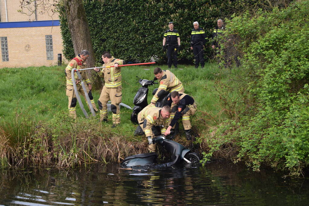 Brandweer haalt twee gedumpte scooters uit het water