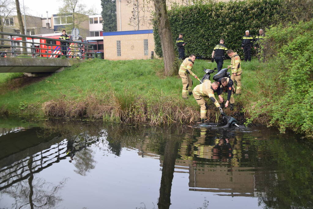 Brandweer haalt twee gedumpte scooters uit het water