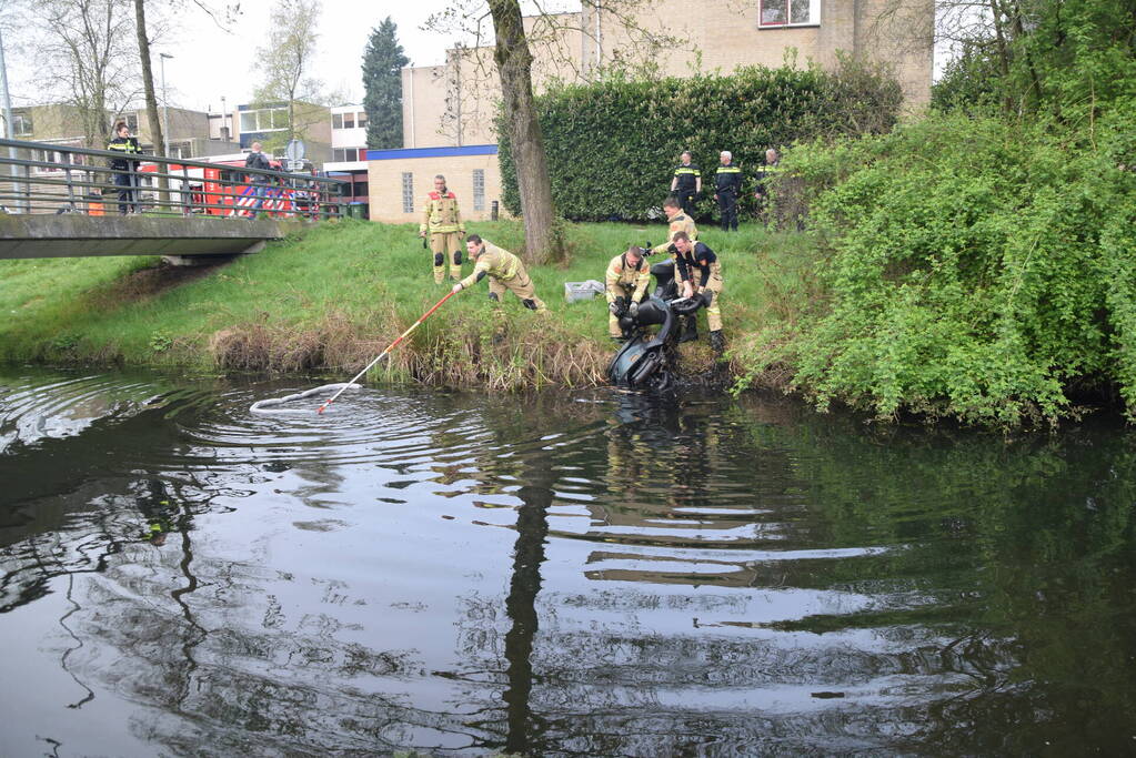 Brandweer haalt twee gedumpte scooters uit het water