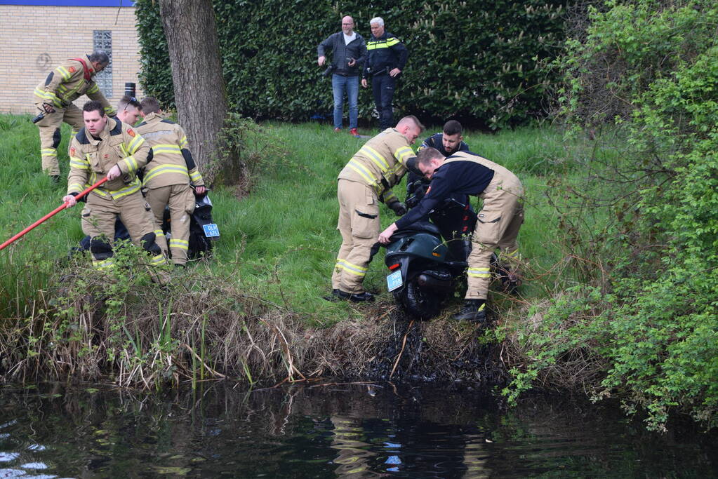 Brandweer haalt twee gedumpte scooters uit het water