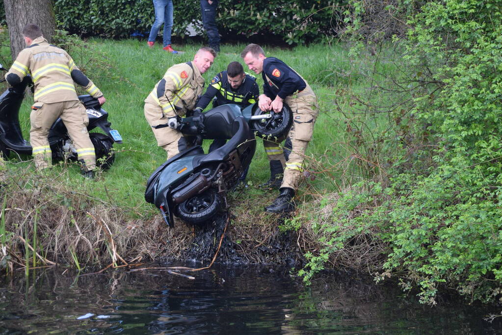 Brandweer haalt twee gedumpte scooters uit het water