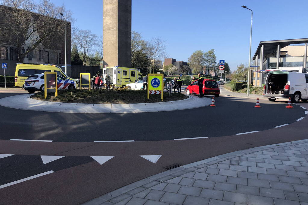 Scooterrijdster geschept door automobilist