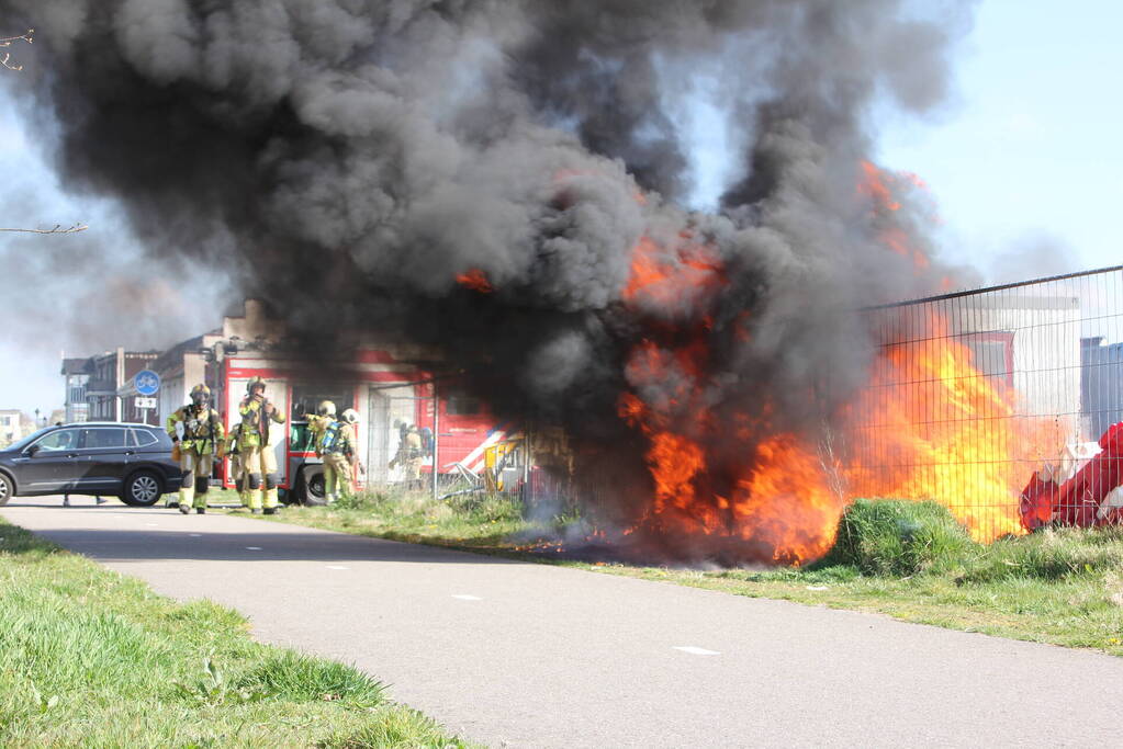 Zwarte rookwolken vanwege brand op bouwterrein