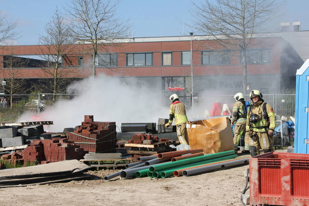 Zwarte rookwolken vanwege brand op bouwterrein