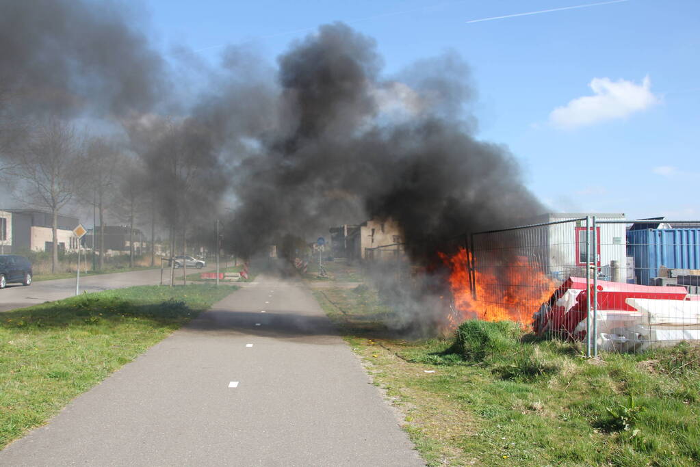 Zwarte rookwolken vanwege brand op bouwterrein