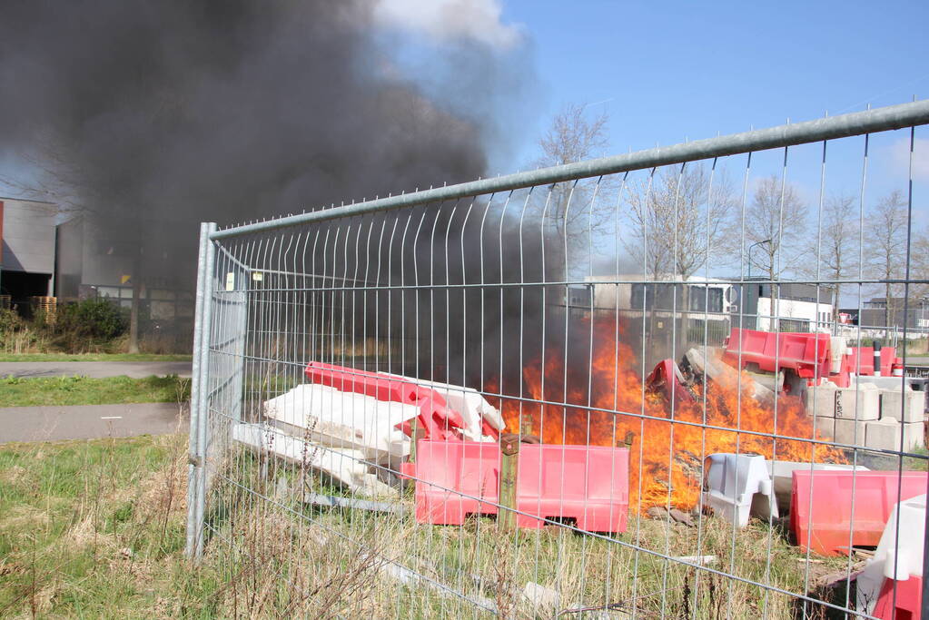 Zwarte rookwolken vanwege brand op bouwterrein