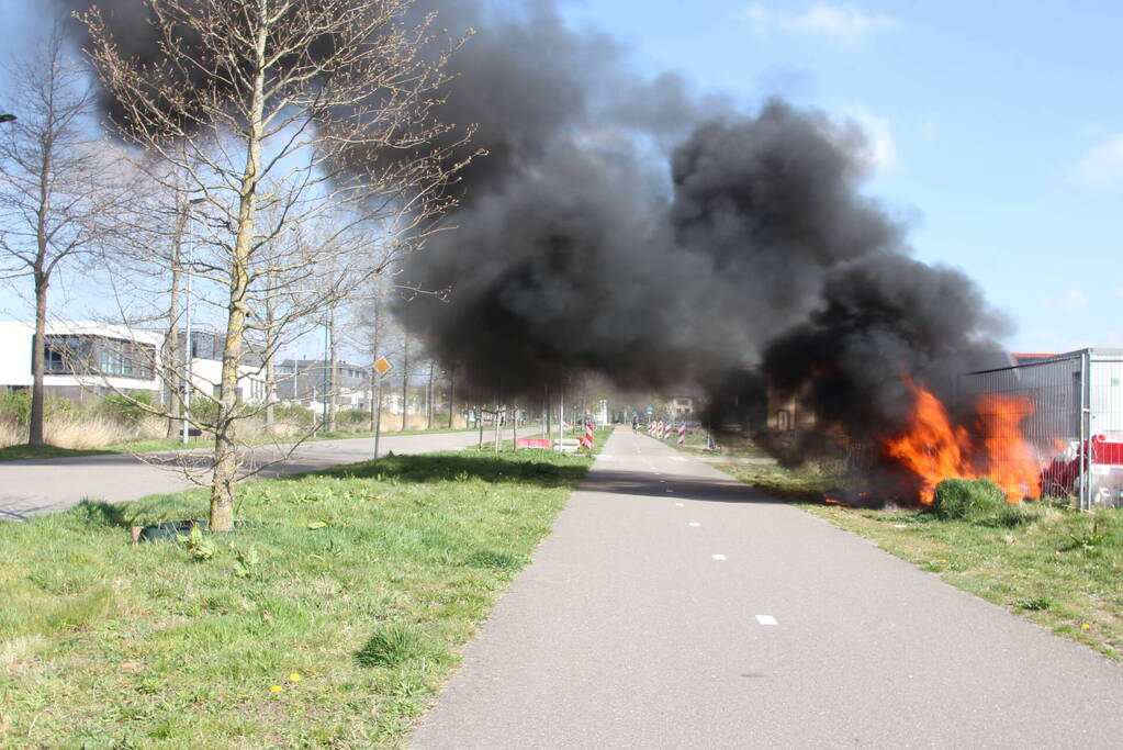 Zwarte rookwolken vanwege brand op bouwterrein