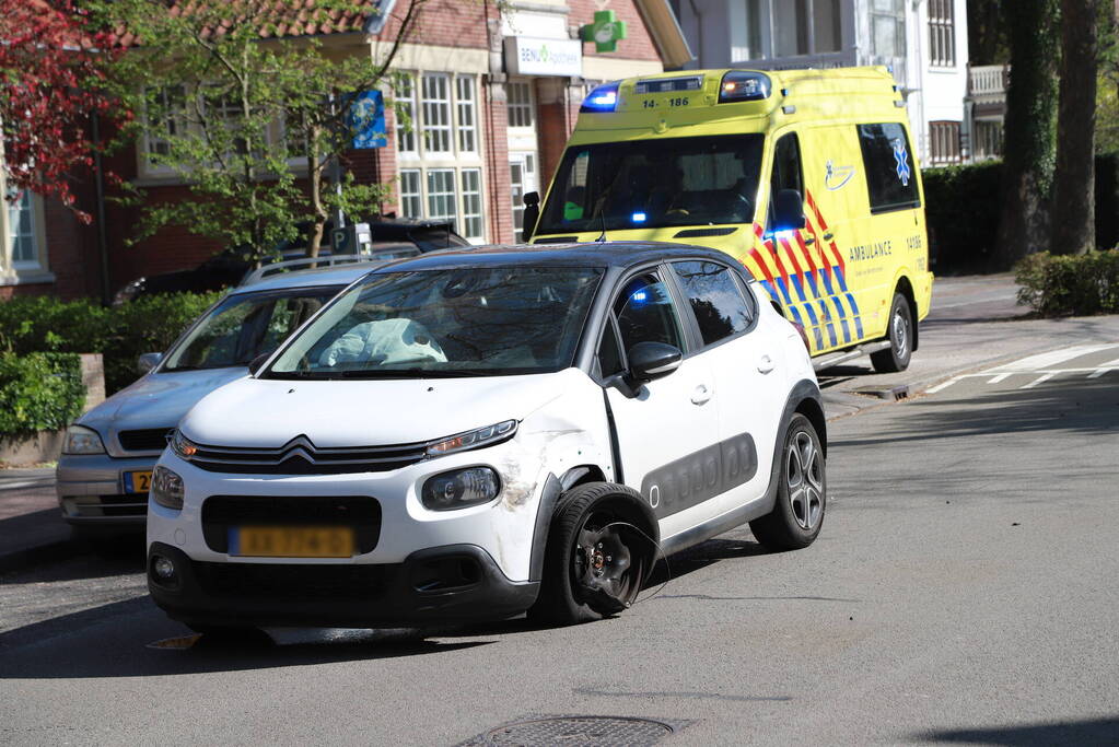 Veel schade bij ongeval tussen twee auto's