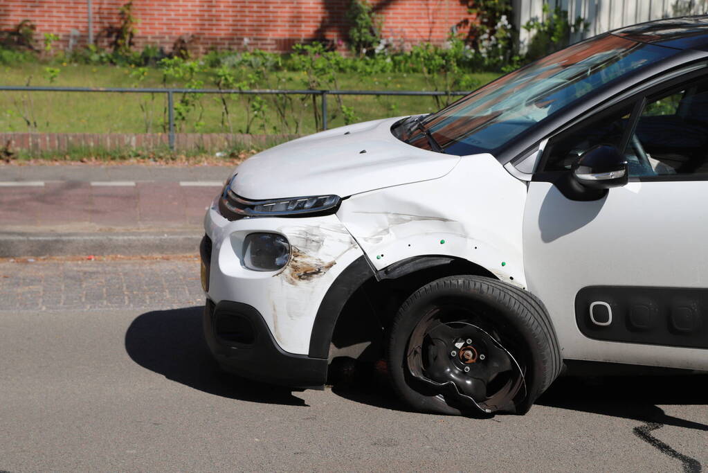 Veel schade bij ongeval tussen twee auto's