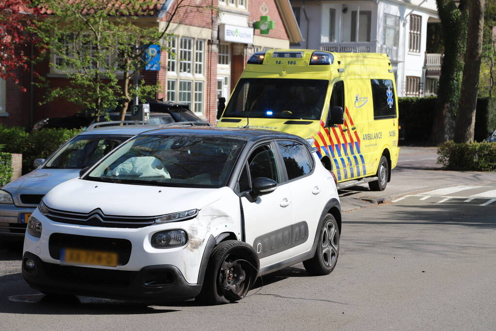 Veel schade bij ongeval tussen twee auto's