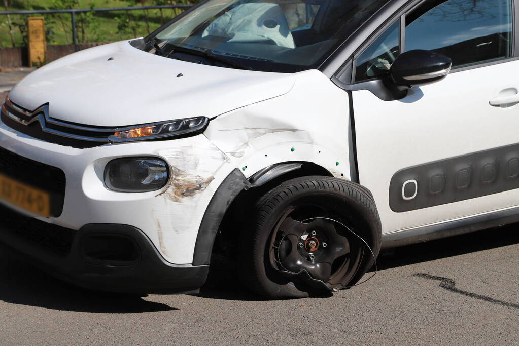 Veel schade bij ongeval tussen twee auto's