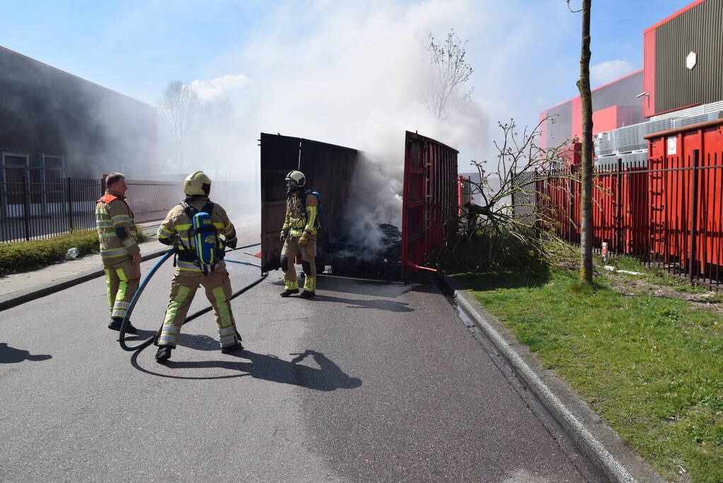 Hevige brand in grote afvalcontainer